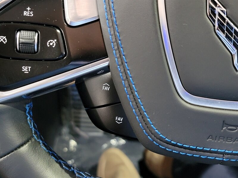 Chevrolet CORVETTE Stingray 3LT Vehicle Full-screen Gallery Image 36