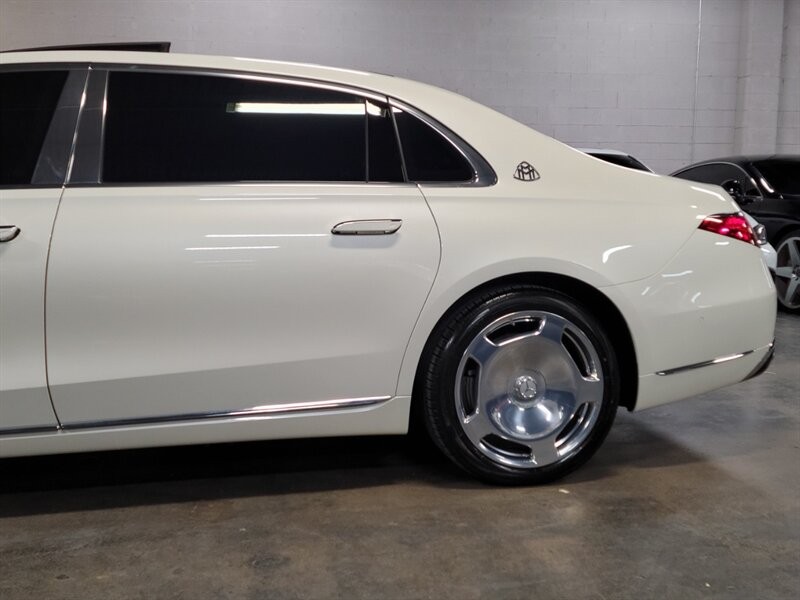 Mercedes-Benz Maybach S580 4Matic Vehicle Full-screen Gallery Image 05