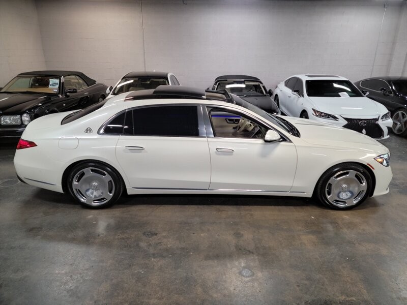 Mercedes-Benz Maybach S580 4Matic Vehicle Full-screen Gallery Image 16