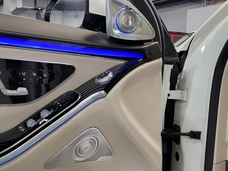 Mercedes-Benz Maybach S580 4Matic Vehicle Full-screen Gallery Image 23