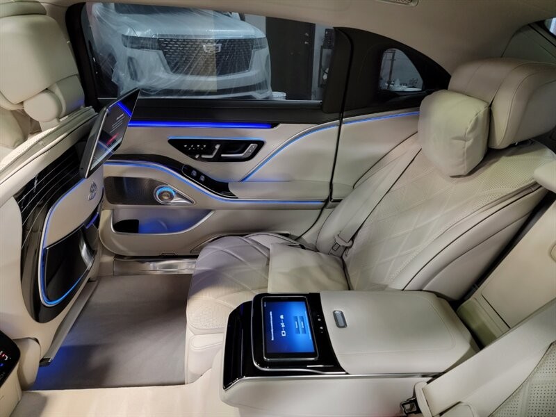 Mercedes-Benz Maybach S580 4Matic Vehicle Full-screen Gallery Image 32