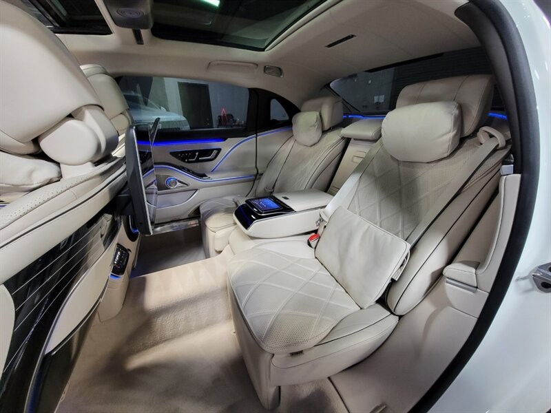 Mercedes-Benz Maybach S580 4Matic Vehicle Full-screen Gallery Image 34