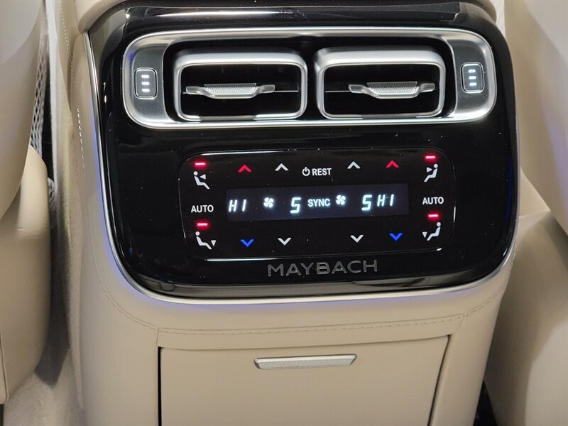 Mercedes-Benz Maybach S580 4Matic Vehicle Full-screen Gallery Image 36