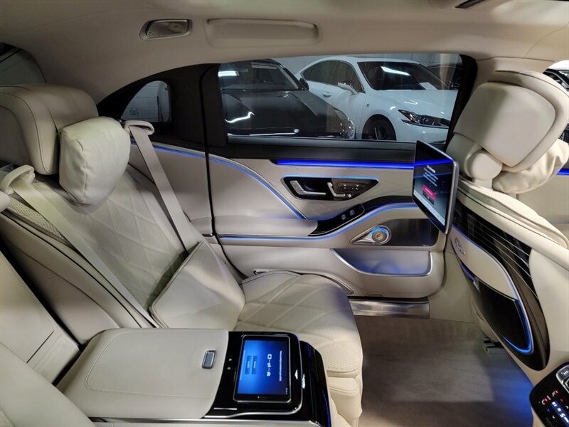 Mercedes-Benz Maybach S580 4Matic Vehicle Full-screen Gallery Image 39