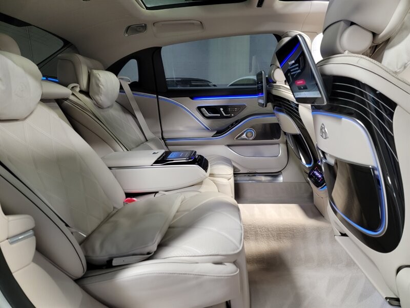 Mercedes-Benz Maybach S580 4Matic Vehicle Full-screen Gallery Image 40