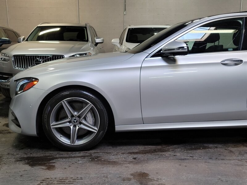 Mercedes-Benz 300 Vehicle Full-screen Gallery Image 04