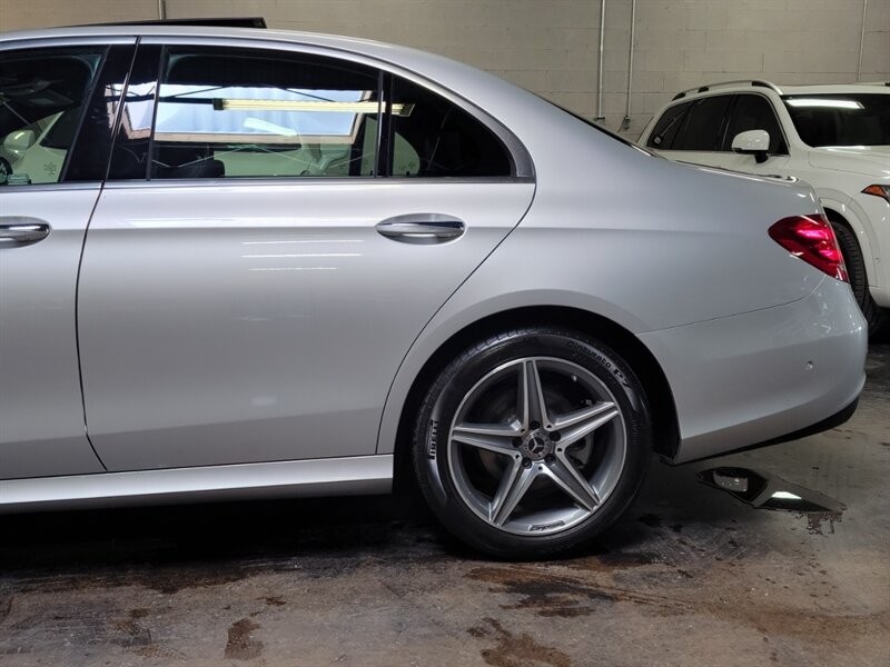 Mercedes-Benz 300 Vehicle Full-screen Gallery Image 05