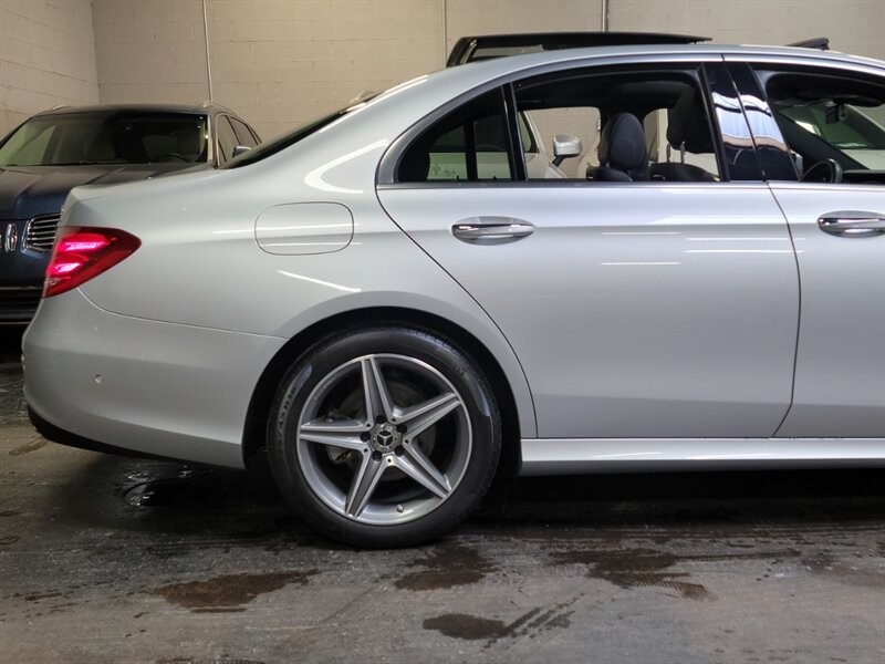 Mercedes-Benz 300 Vehicle Full-screen Gallery Image 11