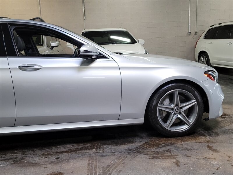 Mercedes-Benz 300 Vehicle Full-screen Gallery Image 12