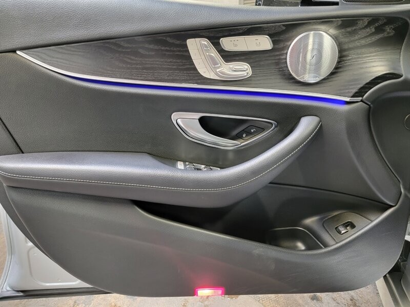 Mercedes-Benz 300 Vehicle Full-screen Gallery Image 16