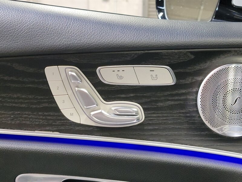 Mercedes-Benz 300 Vehicle Full-screen Gallery Image 17