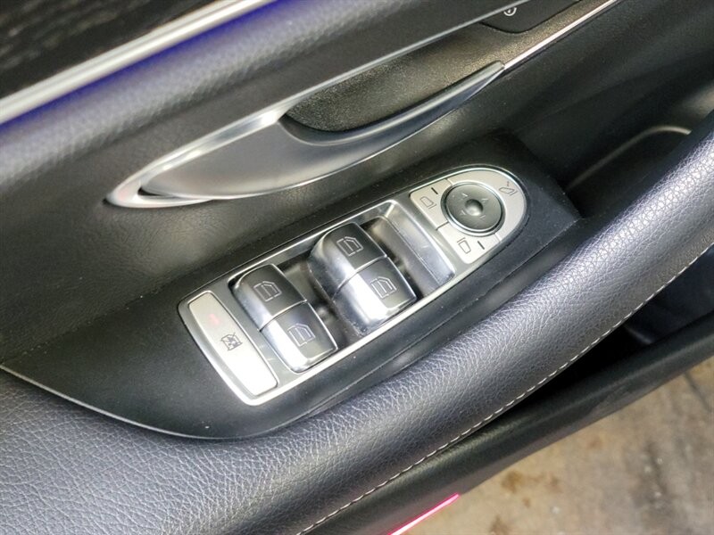 Mercedes-Benz 300 Vehicle Full-screen Gallery Image 19