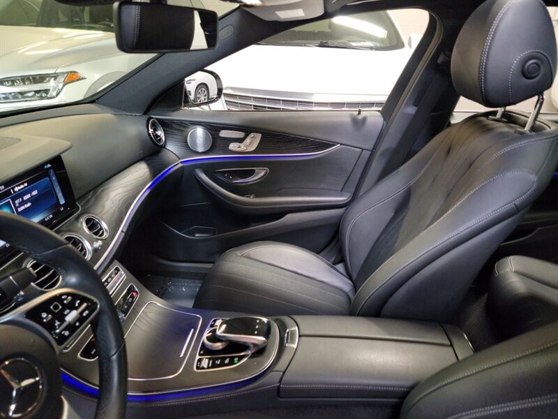 Mercedes-Benz 300 Vehicle Full-screen Gallery Image 20