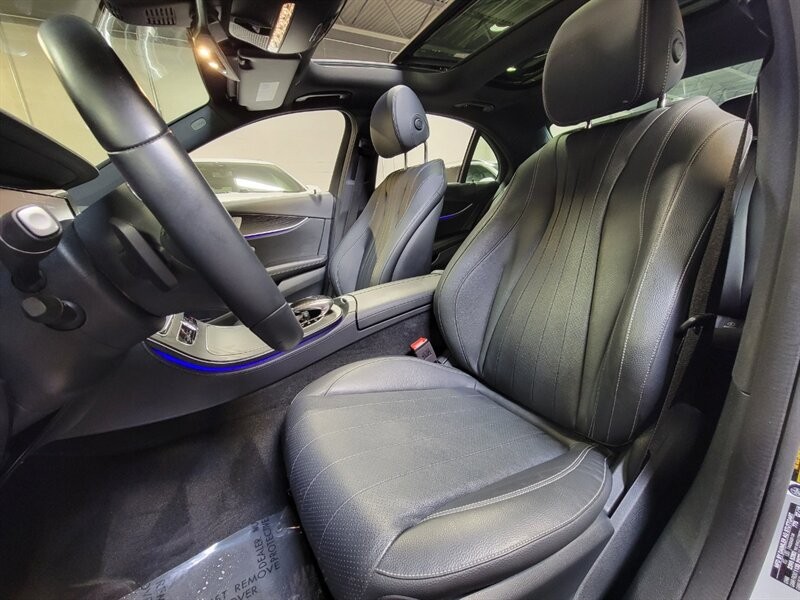 Mercedes-Benz 300 Vehicle Full-screen Gallery Image 22