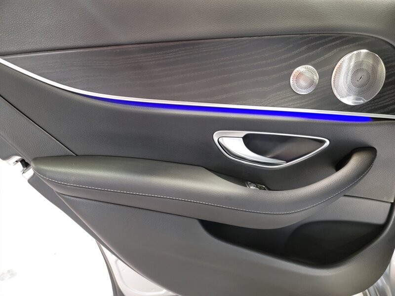 Mercedes-Benz 300 Vehicle Full-screen Gallery Image 23