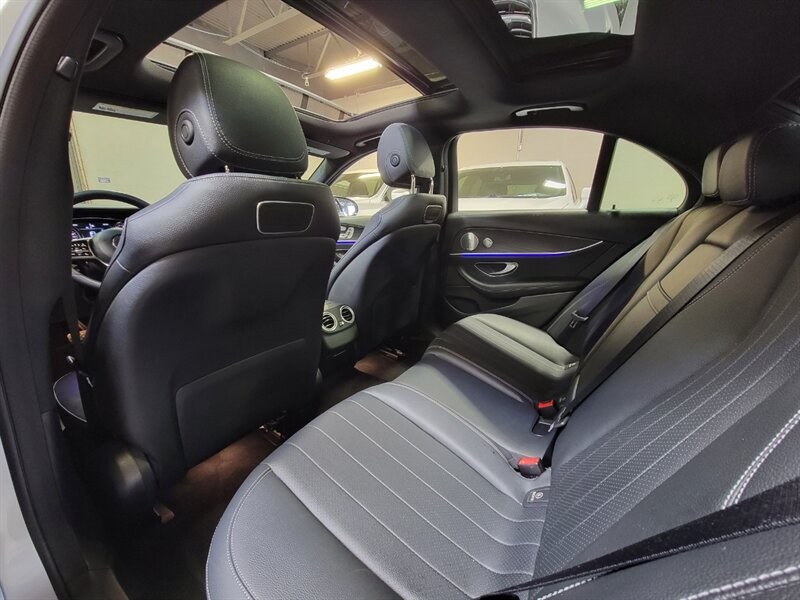 Mercedes-Benz 300 Vehicle Full-screen Gallery Image 24