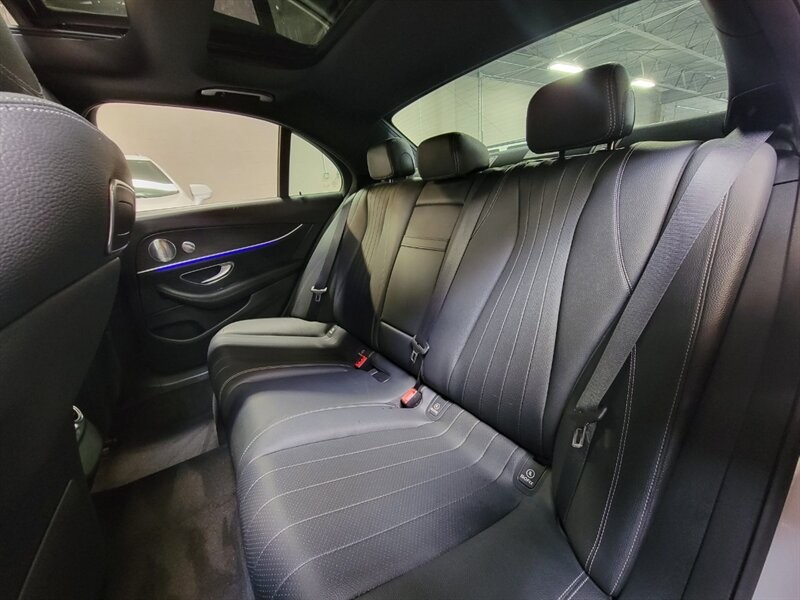 Mercedes-Benz 300 Vehicle Full-screen Gallery Image 25