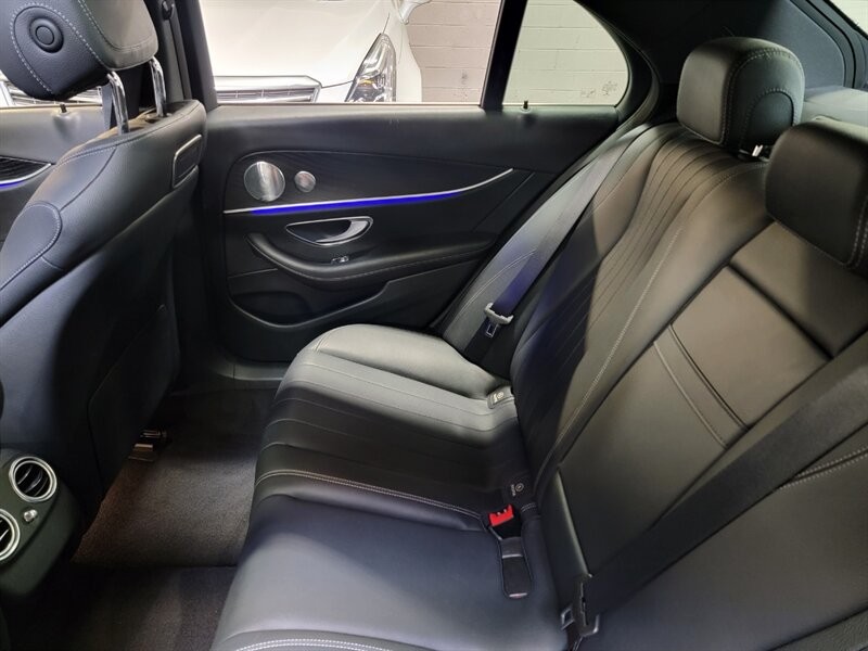 Mercedes-Benz 300 Vehicle Full-screen Gallery Image 26