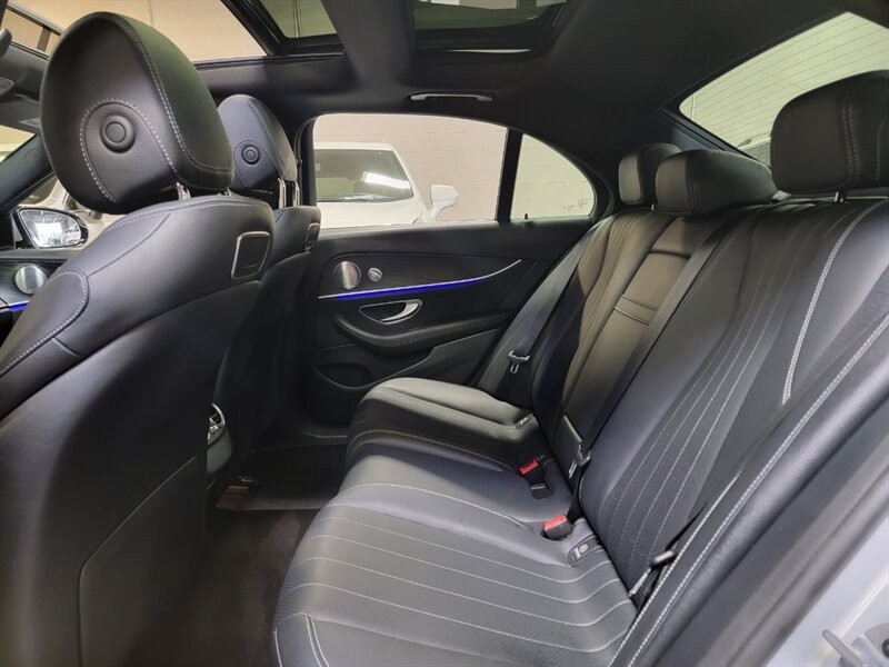 Mercedes-Benz 300 Vehicle Full-screen Gallery Image 27