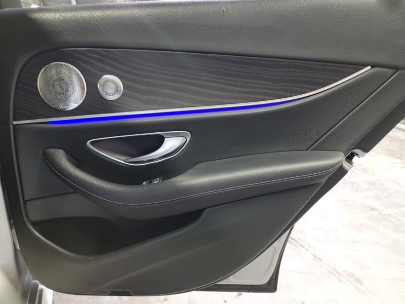 Mercedes-Benz 300 Vehicle Full-screen Gallery Image 28