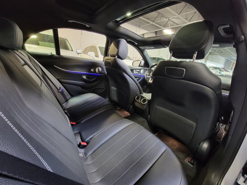 Mercedes-Benz 300 Vehicle Full-screen Gallery Image 29