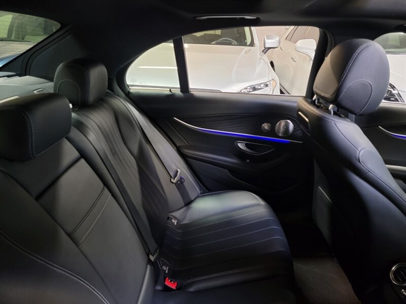 Mercedes-Benz 300 Vehicle Full-screen Gallery Image 30