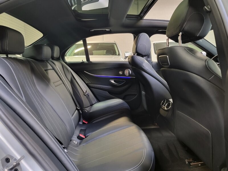 Mercedes-Benz 300 Vehicle Full-screen Gallery Image 31