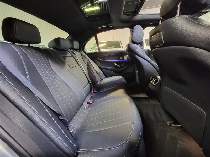 Mercedes-Benz 300 Vehicle Full-screen Gallery Image 32