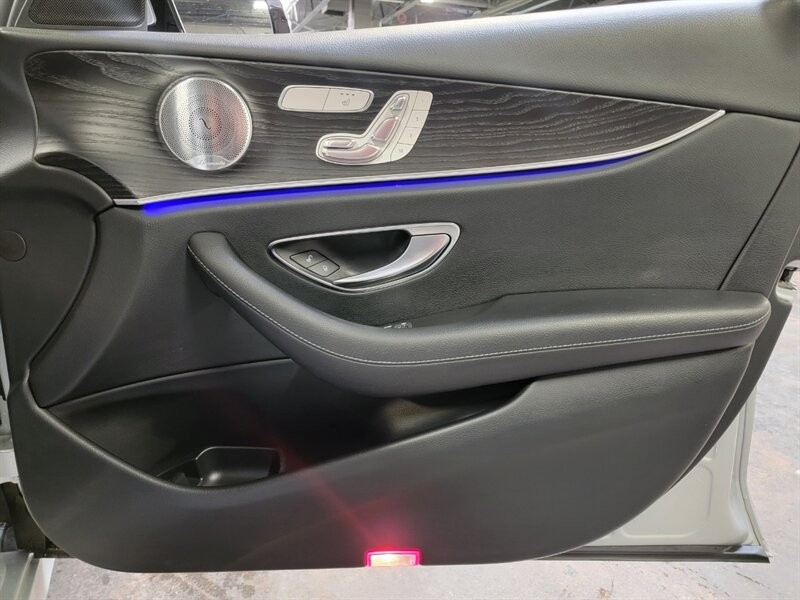 Mercedes-Benz 300 Vehicle Full-screen Gallery Image 33