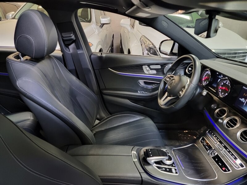 Mercedes-Benz 300 Vehicle Full-screen Gallery Image 34