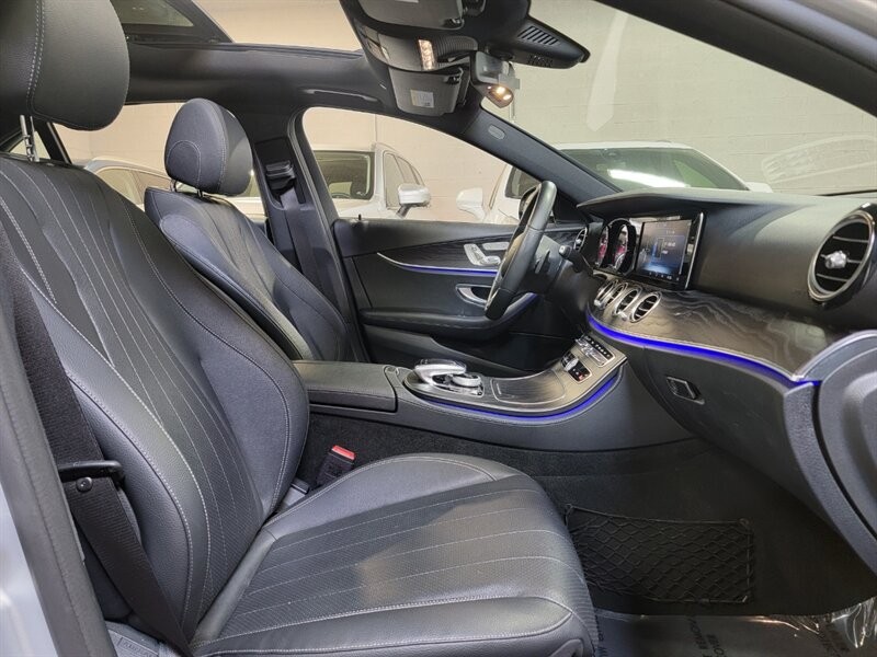 Mercedes-Benz 300 Vehicle Full-screen Gallery Image 35