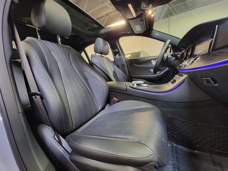 Mercedes-Benz 300 Vehicle Full-screen Gallery Image 36