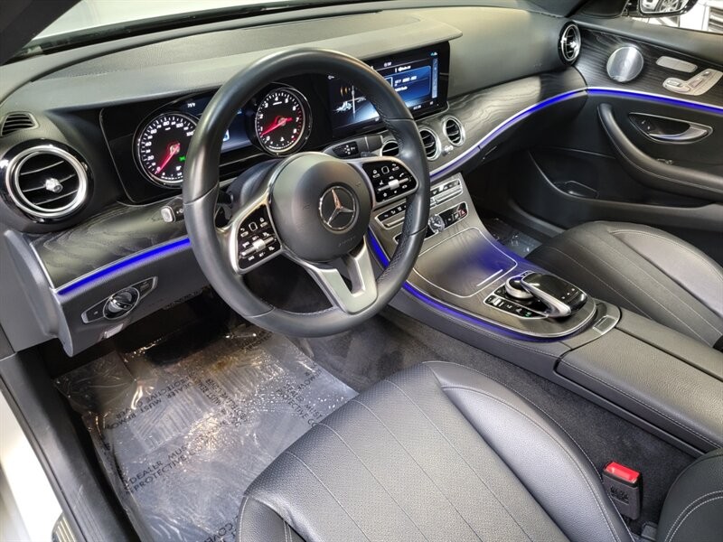 Mercedes-Benz 300 Vehicle Full-screen Gallery Image 37