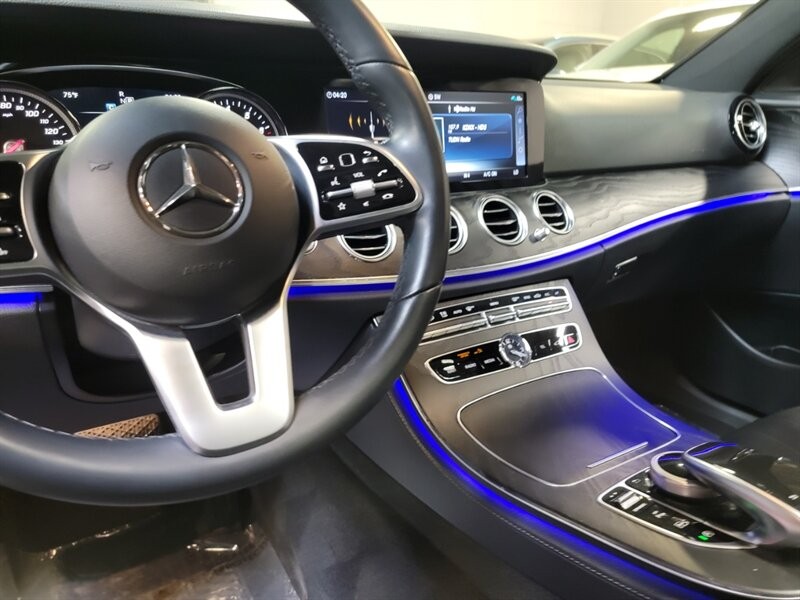 Mercedes-Benz 300 Vehicle Full-screen Gallery Image 38