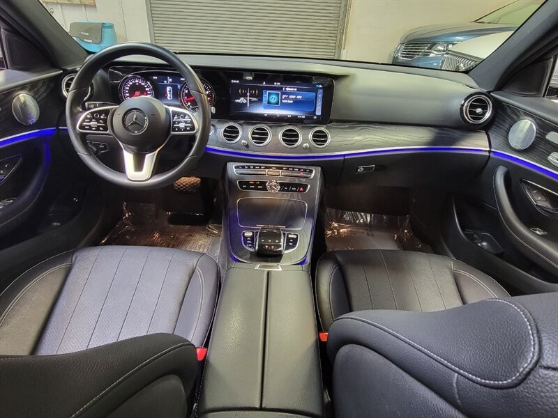 Mercedes-Benz 300 Vehicle Full-screen Gallery Image 40