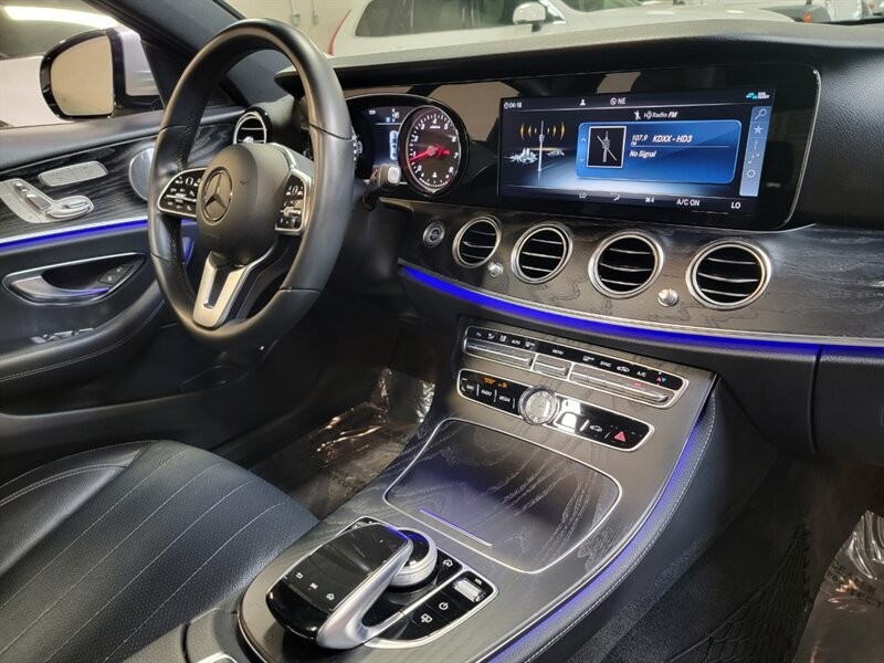 Mercedes-Benz 300 Vehicle Full-screen Gallery Image 41