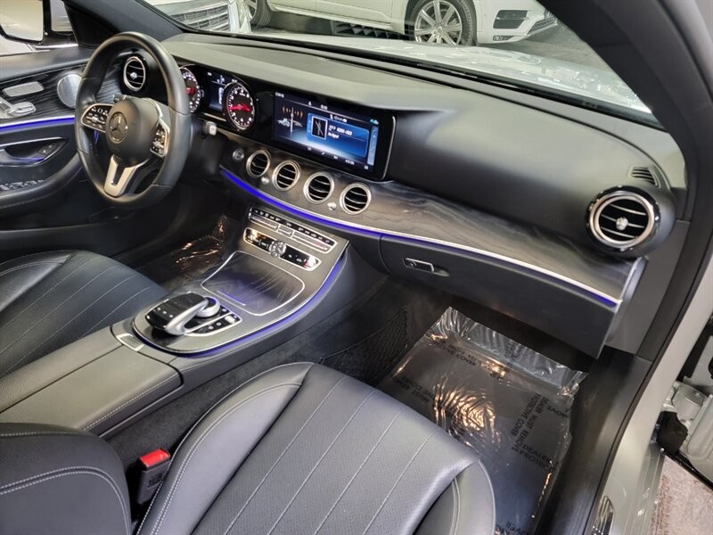 Mercedes-Benz 300 Vehicle Full-screen Gallery Image 42