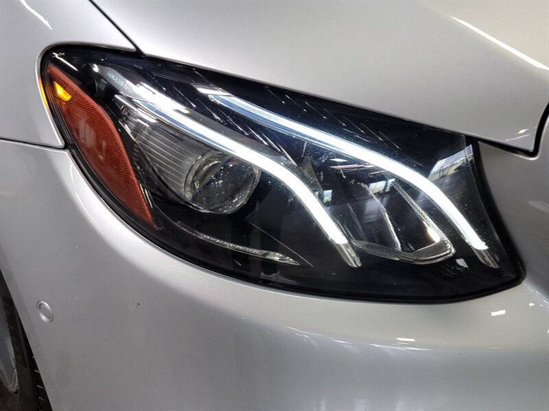 Mercedes-Benz 300 Vehicle Full-screen Gallery Image 43