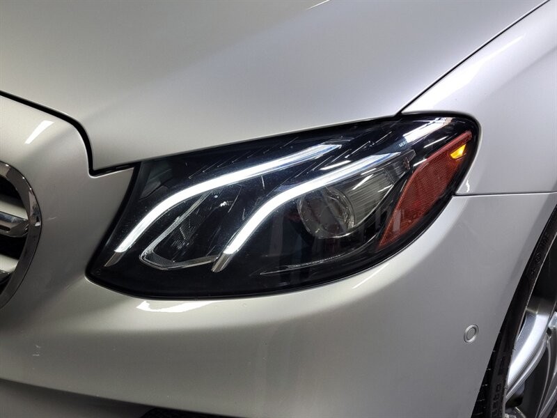 Mercedes-Benz 300 Vehicle Full-screen Gallery Image 44