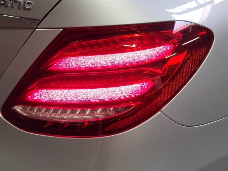 Mercedes-Benz 300 Vehicle Full-screen Gallery Image 46