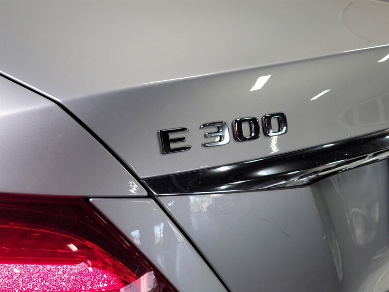 Mercedes-Benz 300 Vehicle Full-screen Gallery Image 47