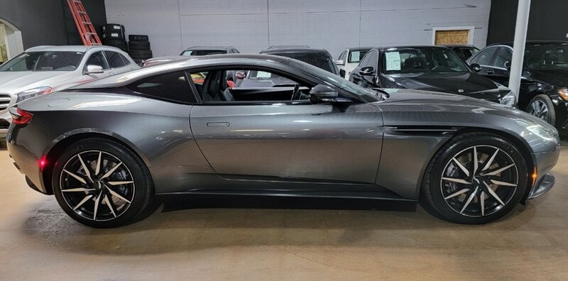 Aston Martin DB11 V12 Vehicle Full-screen Gallery Image 12