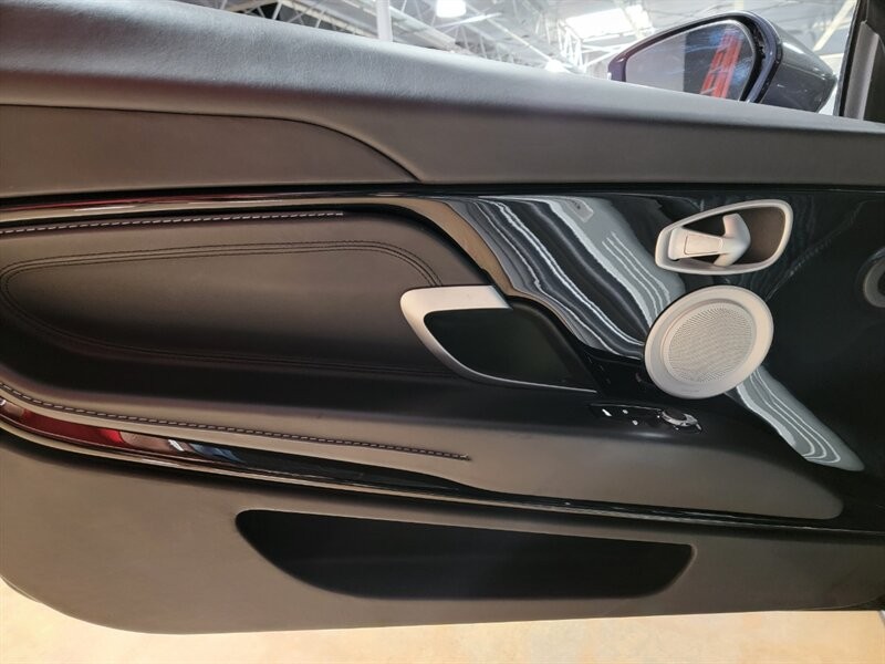 Aston Martin DB11 V12 Vehicle Full-screen Gallery Image 15