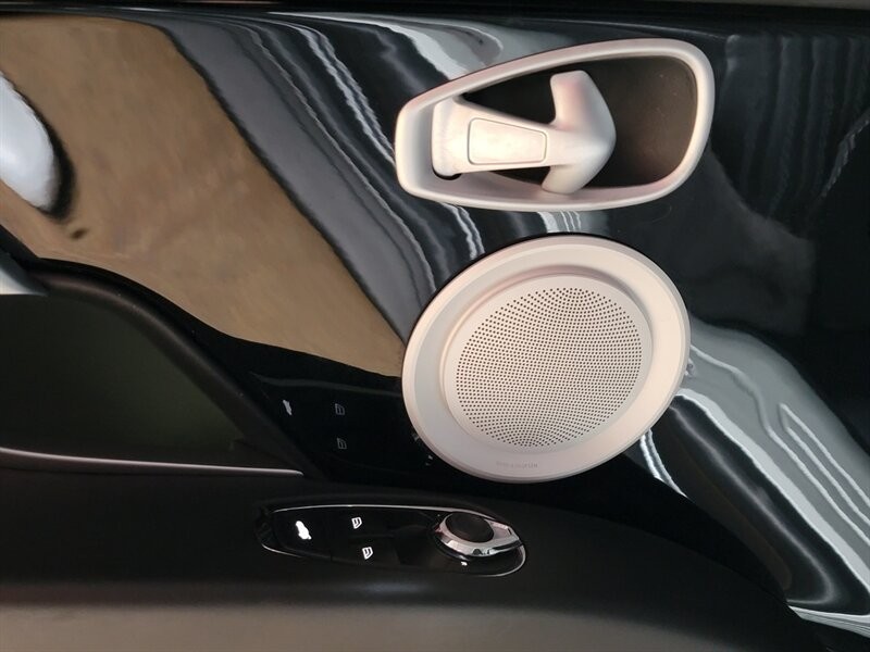 Aston Martin DB11 V12 Vehicle Full-screen Gallery Image 16