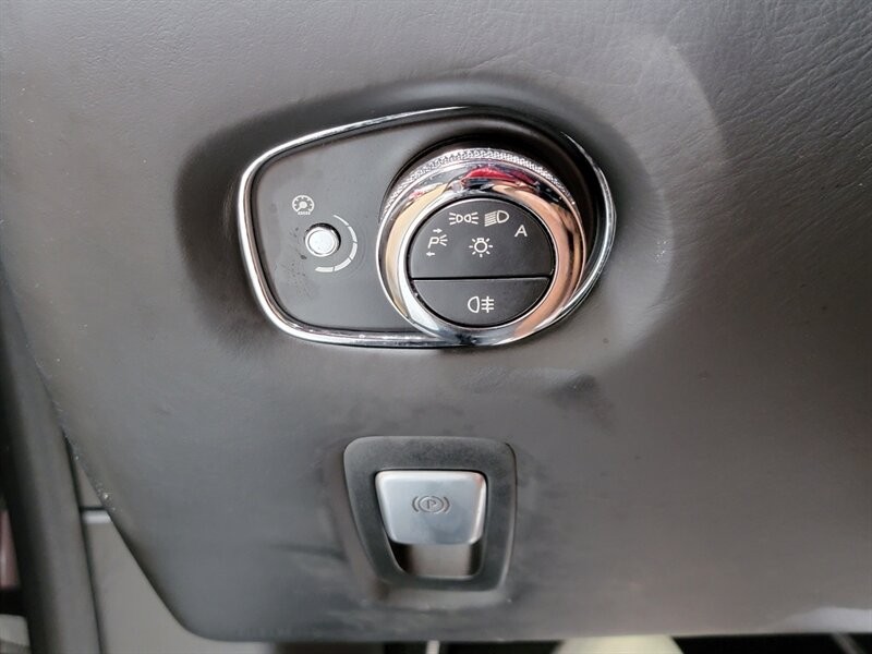 Aston Martin DB11 V12 Vehicle Full-screen Gallery Image 32