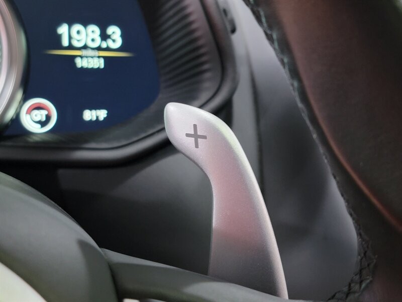 Aston Martin DB11 V12 Vehicle Full-screen Gallery Image 36