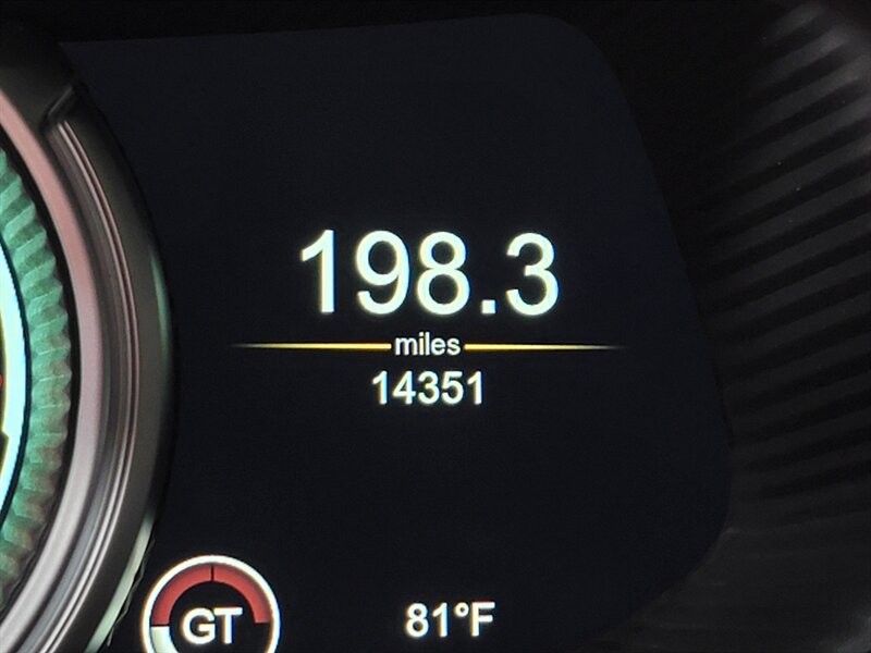 Aston Martin DB11 V12 Vehicle Full-screen Gallery Image 39