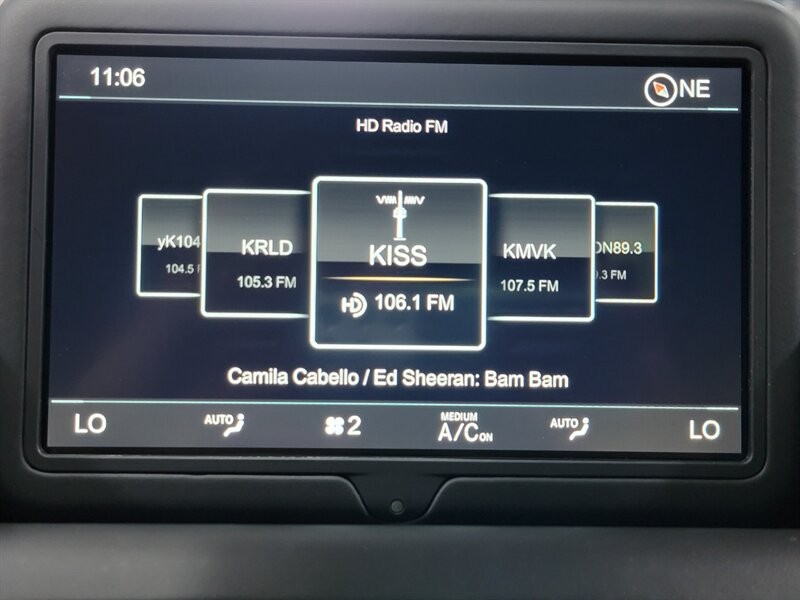 Aston Martin DB11 V12 Vehicle Full-screen Gallery Image 43