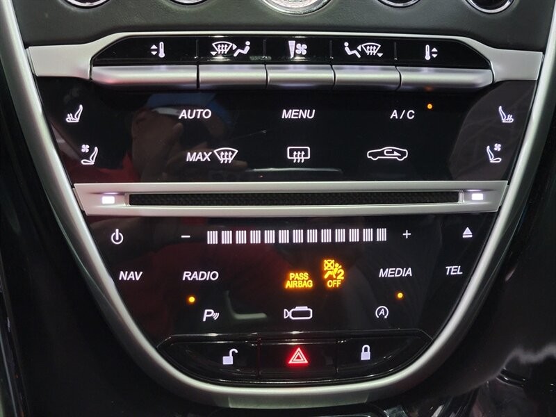 Aston Martin DB11 V12 Vehicle Full-screen Gallery Image 50