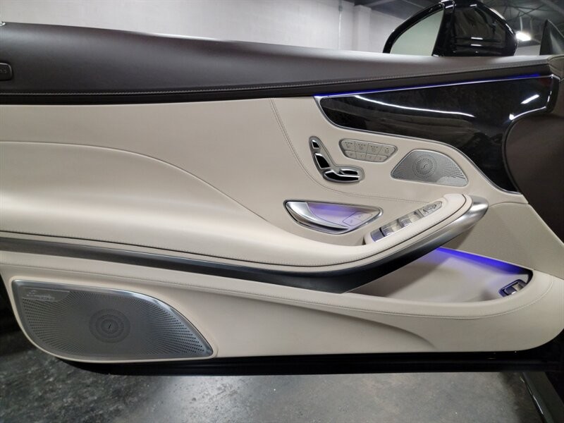 Mercedes-Benz 550 Vehicle Full-screen Gallery Image 17